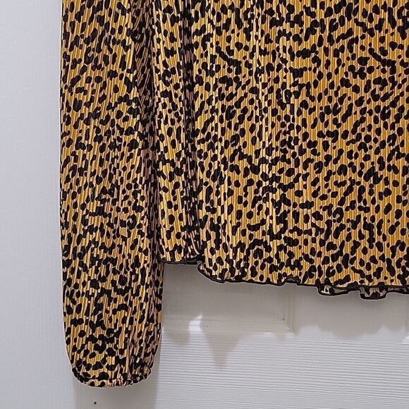 Saylor Primrose Cheetah Plissé Blouse - Picture 7 of 13